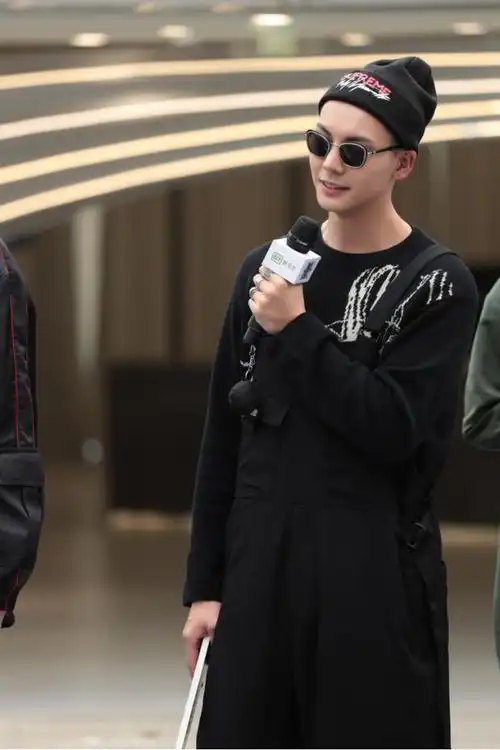 陈伟霆难得的可爱风穿搭,穿针织衫配背带裤,网友:被笑容甜到了|毛衣