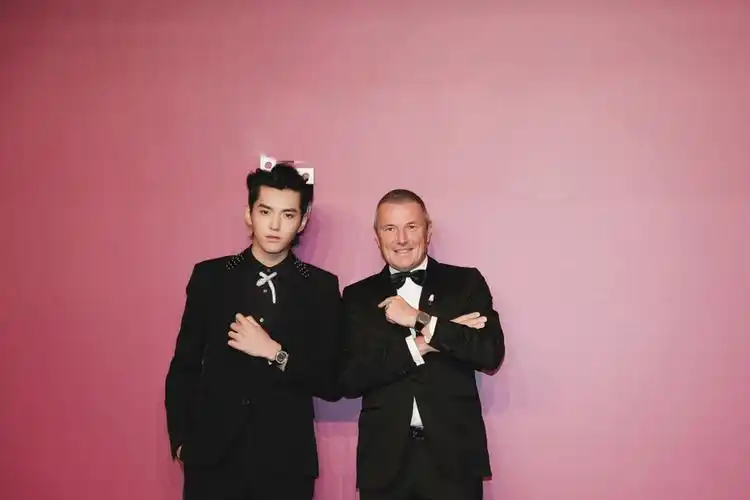 吴亦凡黑色西装清俊酷帅写真图片