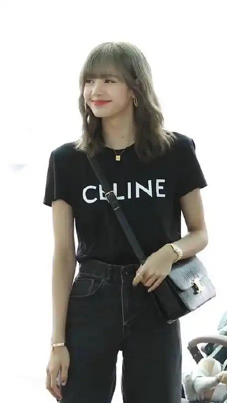 lisa返回泰国机场,现场出现的她没有经纪人没有保镖在身边,自己提着大