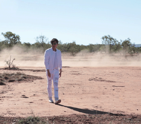 胡歌澳洲拍大片,撩妹撩狗撩袋鼠