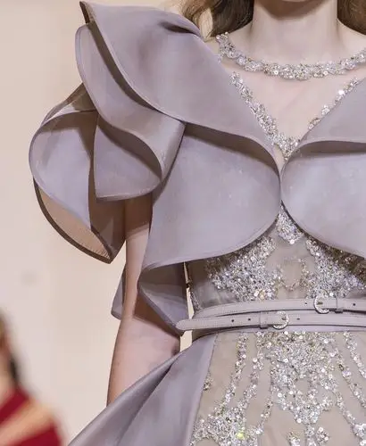 高定礼服上的荷叶边元素:浪漫梦幻,袅袅仙气!