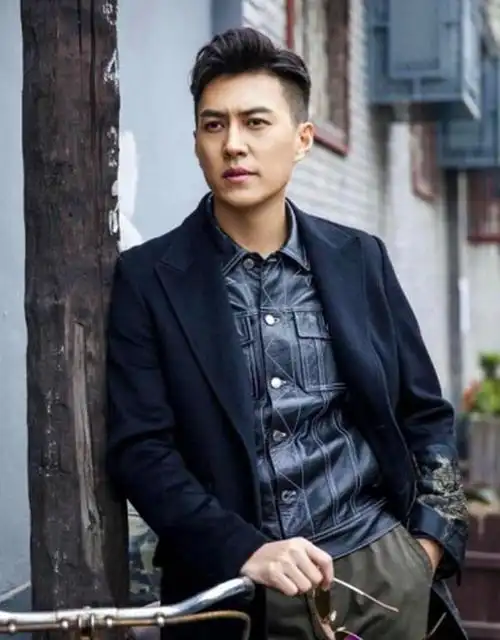 靳东"反油腻"的秘诀:穿基础款,梳偏分发型,45岁也很有男人味