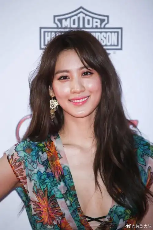 怪韩文名字中文翻译都一样…不是男的都教授,而是韩国女演员金秀贤,曾