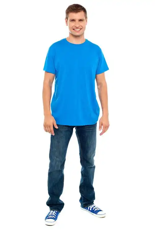 站立微笑的男人