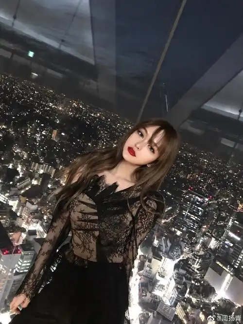 周扬青自拍大眼放电似芭比娃娃 齐刘海造型撞脸lisa