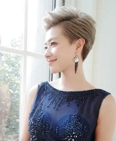 2018职场女士最新偏梳短发发型 干练优雅又时髦(2)