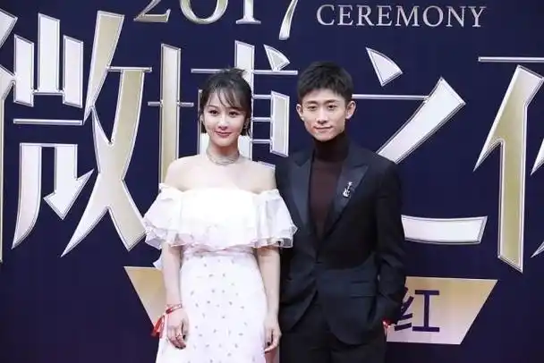 杨紫张一山同框挺带感一字肩花裙温柔甜美气质越来越好了