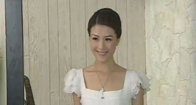 巴啦啦小魔仙凌妈妈花6800买裙子看到凌爸爸的反应网友我酸了