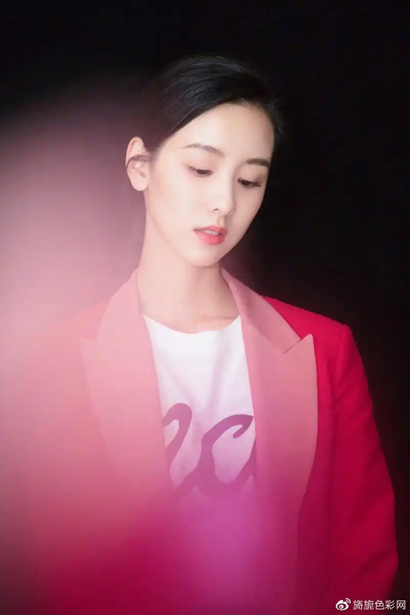 凭借清秀外表和身上散发出的书卷气清纯女星陈都灵让无数宅男沦陷