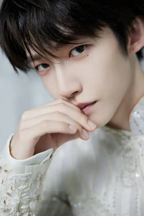 刘宇微博文化之夜潮生舞台##刘宇宫廷风刺绣薄纱披风