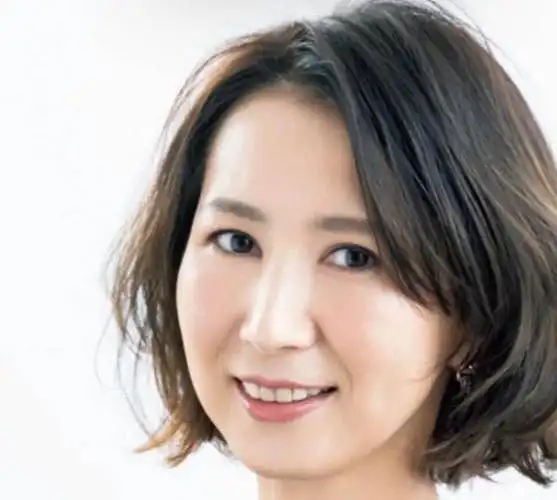 圆脸,下巴线条不够流畅的话那么斜分刘海 日系波浪短发的组合就很适合