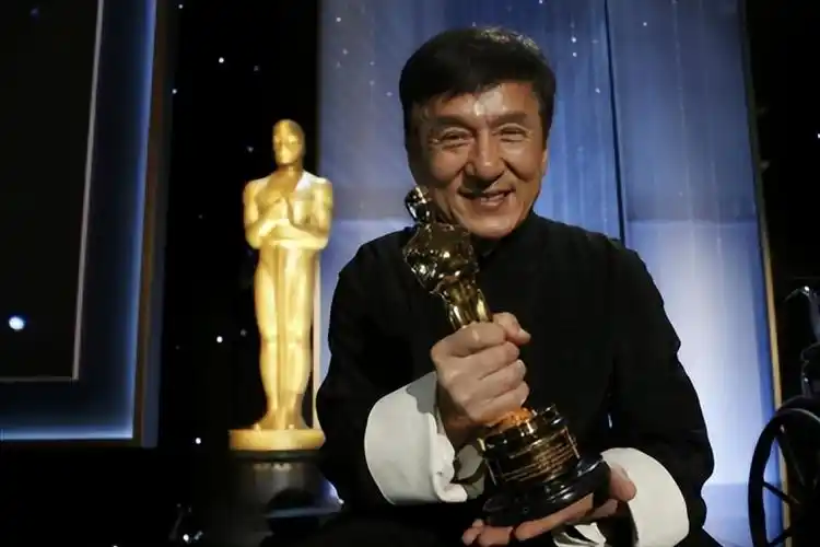 回顾成龙出席活动引争议洪金宝的怒怼更是将这场争议推向高潮