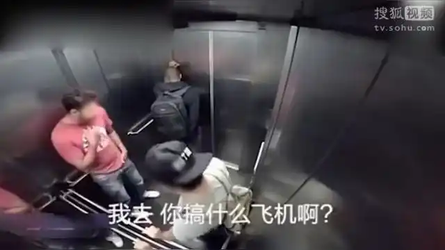 小伙儿居然在电梯里这么干也是没谁了,你还让别人活不了啊!