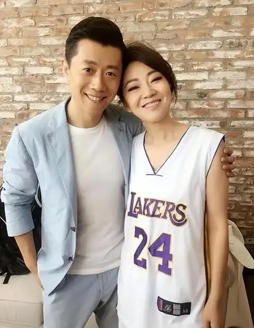 "迷糊女神"闫妮:离婚后3次"老牛吃嫩草",53岁为何不再婚?