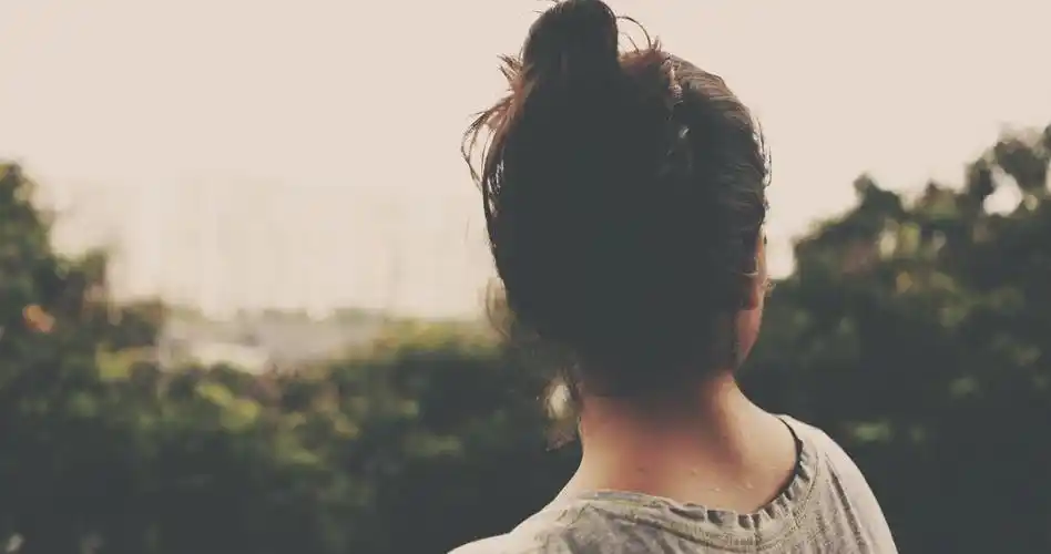 优雅的气质欧美女生背影