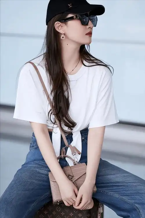 刘亦菲终于换风格了,穿白t恤牛仔裤露小蛮腰,看似简单却显高级