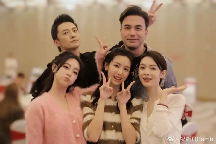 组图:祝绪丹晒《狐妖》剧组合照 粉丝直夸男帅女美颜值高