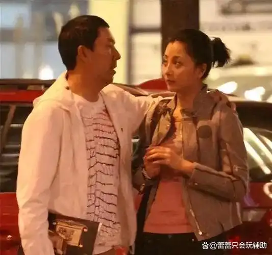 2009年,有记者拍到她和孙东海结伴出门的画面,照片中她站在车前