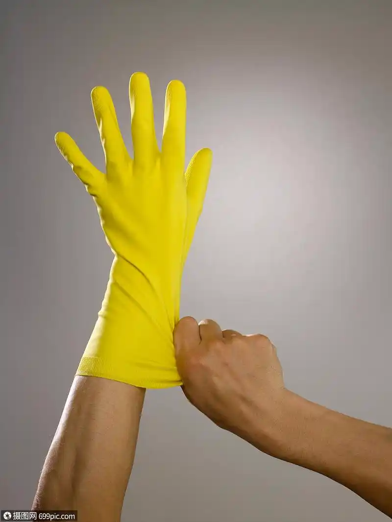 照片 外国人像 手拿手机 戴橡胶手套的男人.jpg