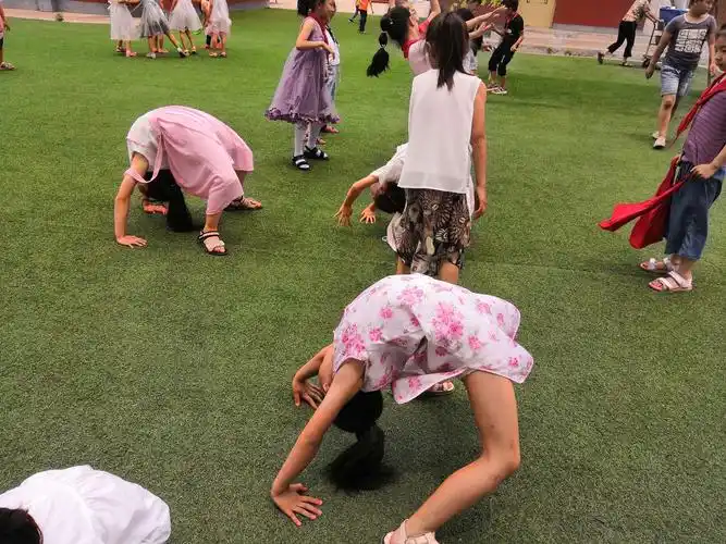 女孩比赛劈叉,下腰