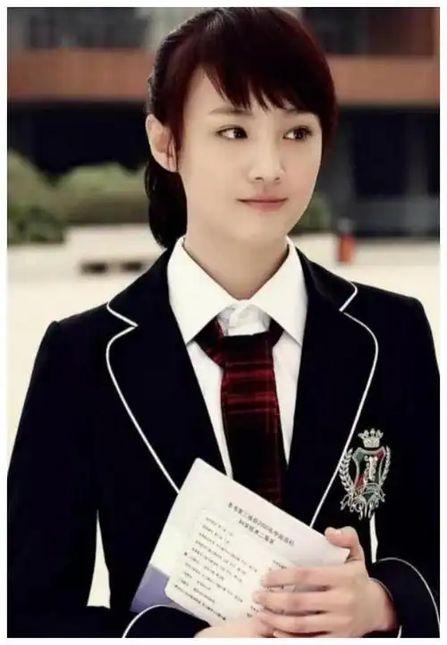 郑爽整容前这么美,看过她大学时的照片,想不通她为什么要整容!