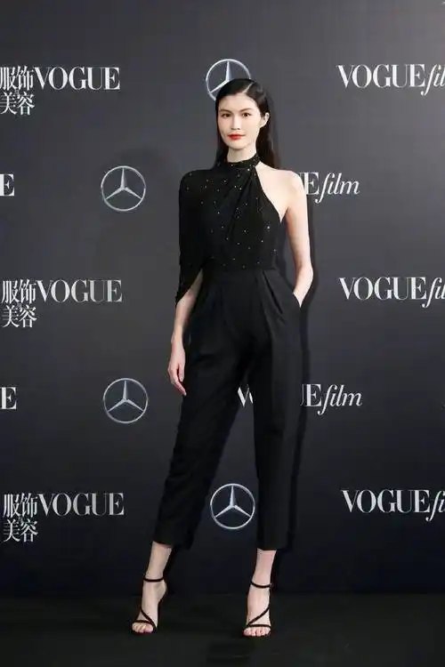 何穗穿深v露背礼服性感曲线太吸睛轻松把同台钟楚曦比下去