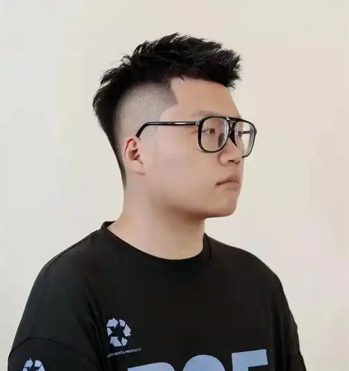 头发特别硬适合什么发型,发质硬男生3种发型推荐_克勒塔百科