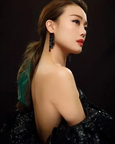 容祖儿短裙黑丝性感写真图片