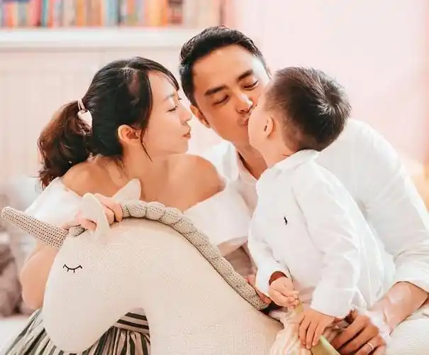 明道牵妻儿手逛街牛仔裤配凉拖尽显朴素妻子挺孕肚背包不娇气