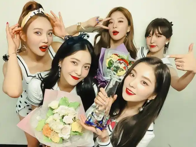 redvelvet红色天鹅绒哪年公开首张单曲出道成员们展现怎样多重面貌