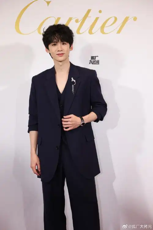 白敬亭卷发西装造型