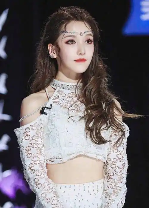 姜贞羽白衣赤足,露腰装展示完美腰身,仙气中还有点异域时尚