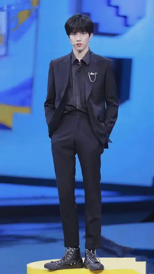 刘耀文阶梯氛围感大片#刘耀文更新照片这大长腿惊人的身比例文纬栽