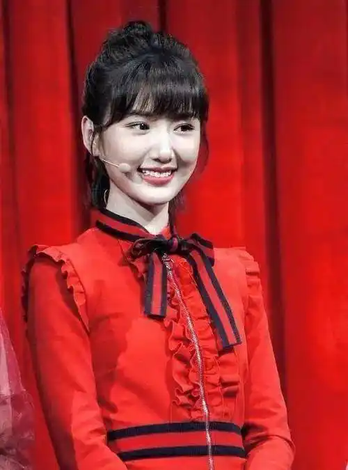 四年前毛晓彤凭借着《微微一笑很倾城》被大家所熟知,那部剧可以说是