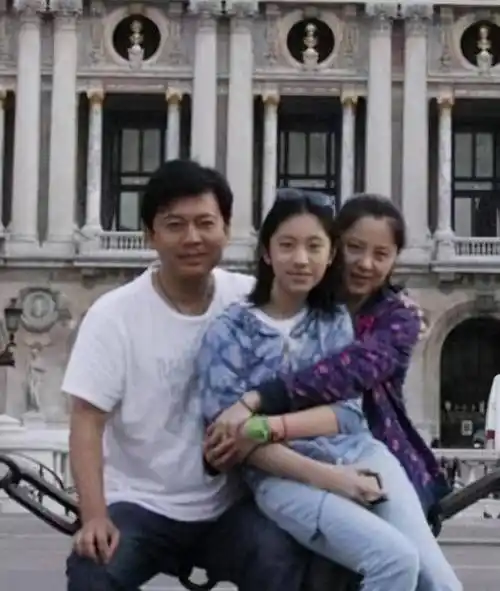 原创58岁老戏骨何政军和妻子恩爱近30年只一个缺点让人辣眼