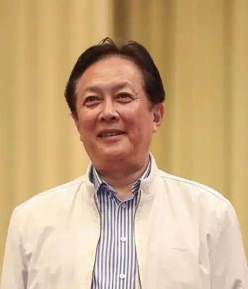 前妻卫生间上吊女儿不怪父亲68岁唐国强二婚妻儿胖成球