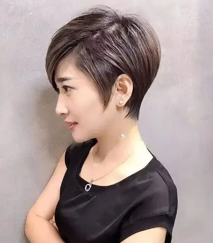 不但分有短碎发发型,中长短碎发发型,如果你是女士不防可以试试看