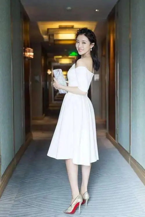 菅纫姿想时髦一回,但她的包搭的似乎很不协调,网