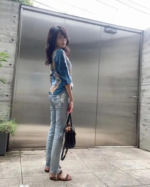 51岁工藤静香晒中国风造型唐装混搭破洞牛仔裤帅气旧衣新穿