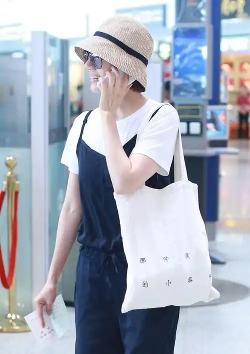 袁泉这次"扮嫩"很成功!背带裤搭帆布包文艺有范,减龄如学生__财经头条