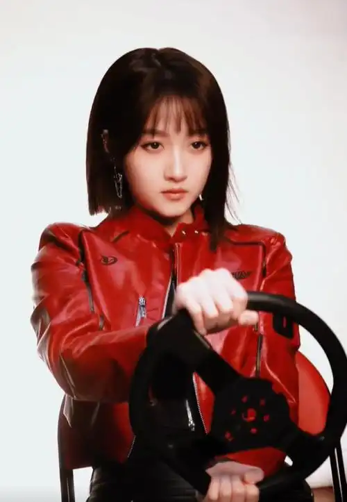 关晓彤机车少女造型释出红色皮衣配短发潇洒率性