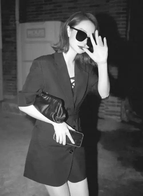 戚薇下班图好霸气穿黑西装玩下身失踪修长美腿超吸睛