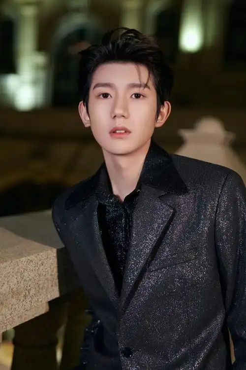 王源新闻210129王源知乎答案奇遇夜舞台造型来袭音乐王子即将闪耀登场