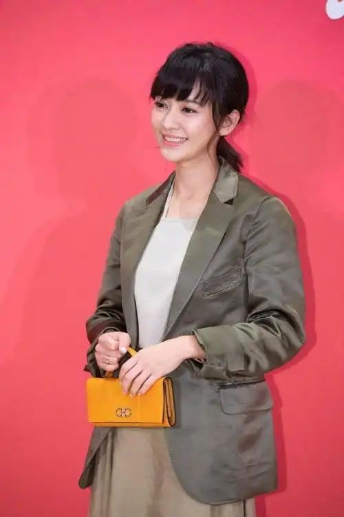 陈意涵产后满月高调秀腰,绸缎西服搭高腰肚脐装,哪像刚生过孩子