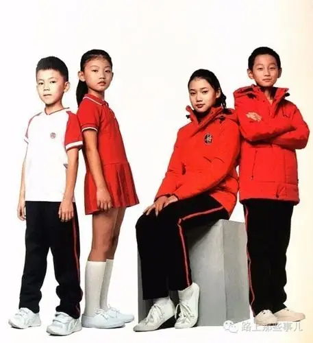 中小学校服以后要变成这样 你还说丑吗?