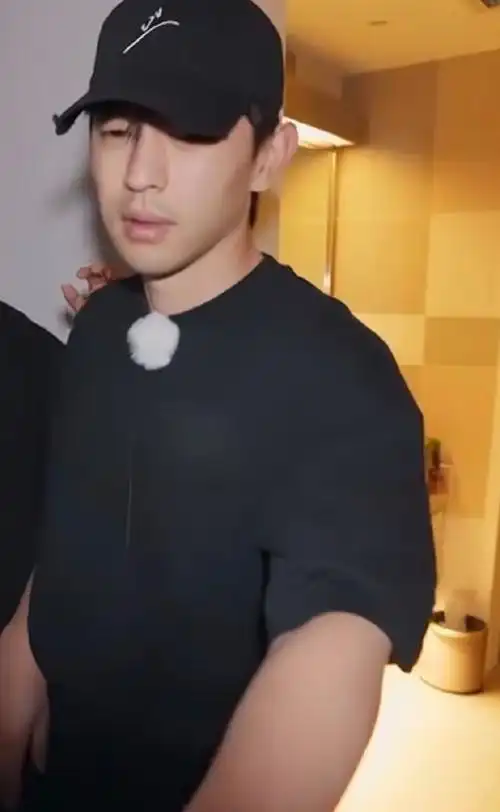 邓伦#    你会像蝴蝶一样破茧成蝶    起床后的素颜伦真的太好看