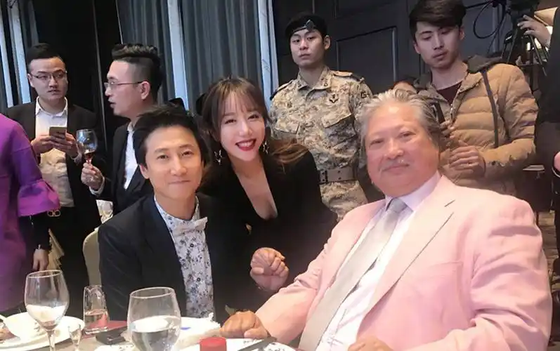 洪金宝拄拐杖现身电影节,挺圆滚大肚状态好,依然霸气不输气场_洪天明