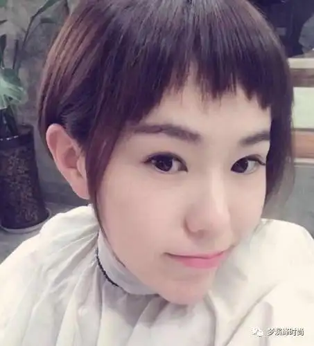 今年流行"半圆刘海"超短发