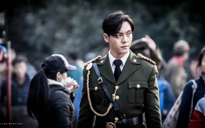 陈伟霆佛爷风衣长靴造型太帅了,背后被粘了纸条下车后才发现哈哈哈