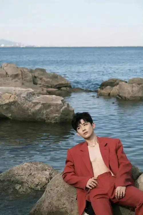 白敬亭穿防晒服都能看到胸肌##现在就出发显眼包团建封神##现在就